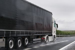 samochód ciężarowy z czarną plandeką